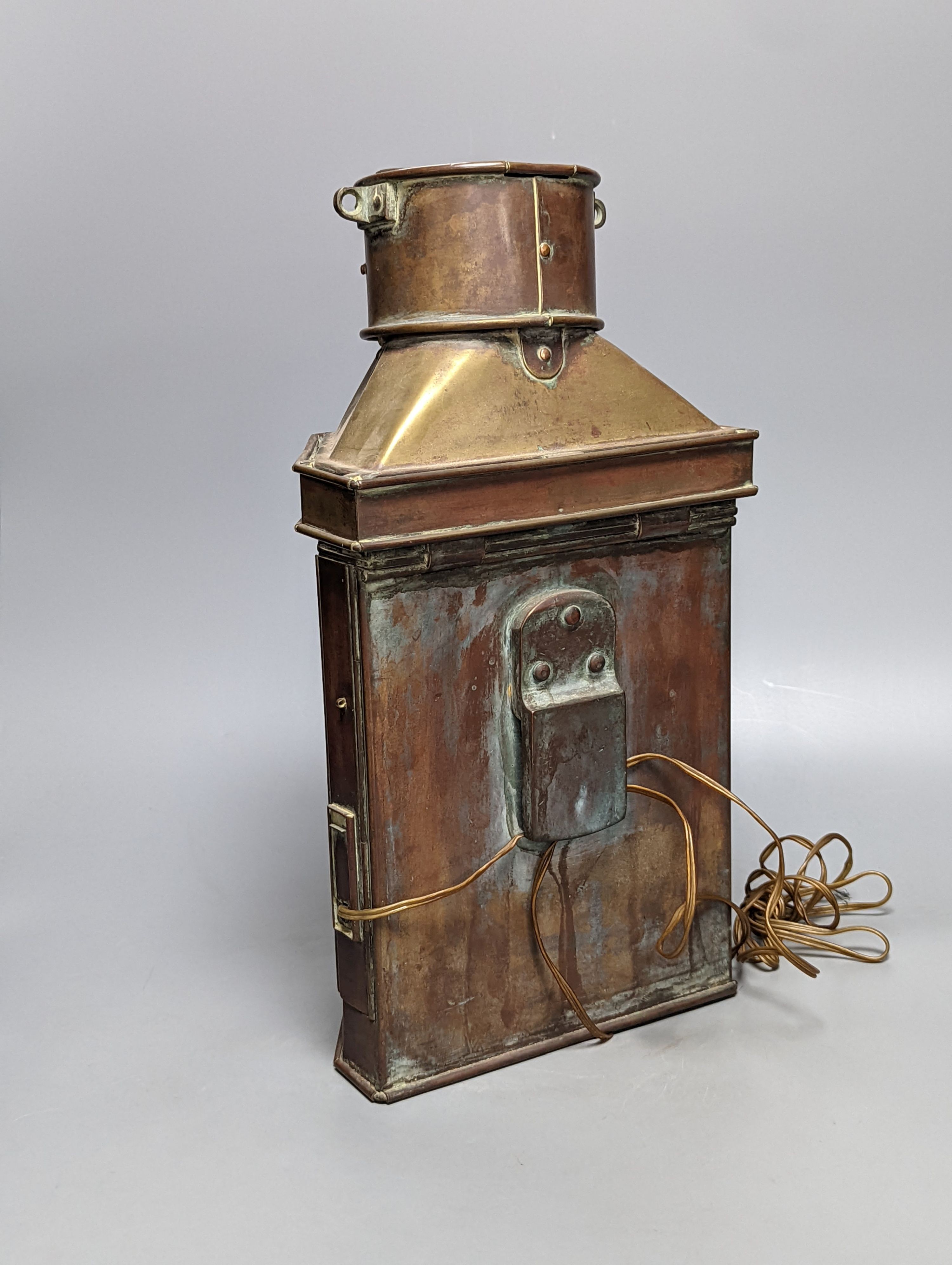 A Bulpitt & Sons Ltd. brass railway lamp, 1916. 40cm